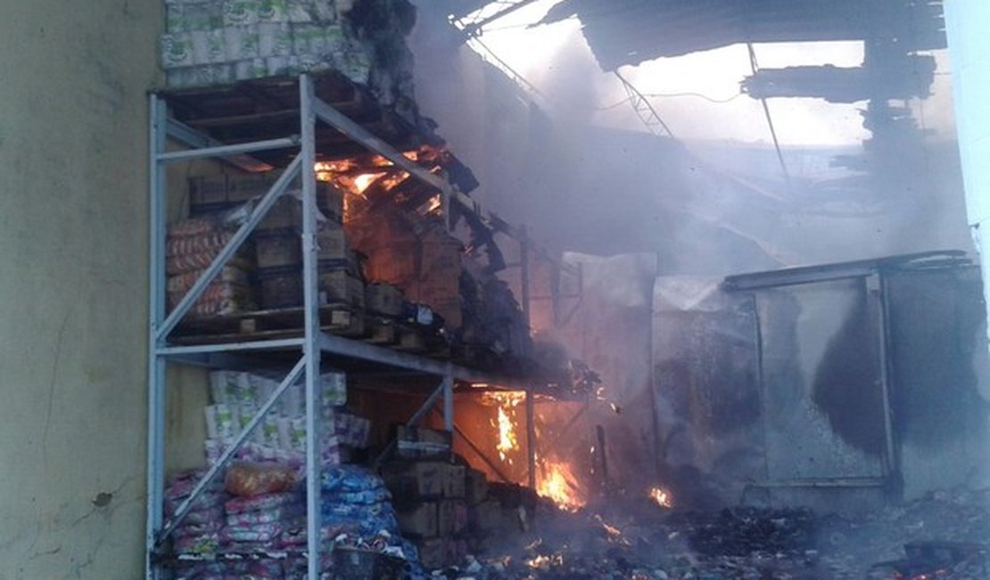 Incêndio atinge galpão do Mercado da Produção, em Maceió