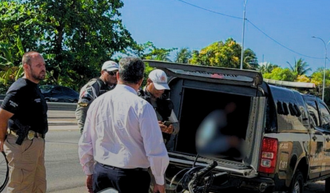 Motorista é espancado pela população e preso após tentar atropelar cinco pessoas em bar às margens da AL-101 Sul