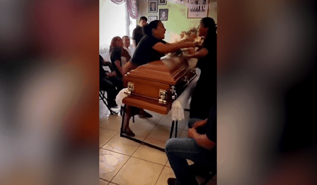 VÍDEO: Rivais amorosas brigam sobre caixão de falecido 'desejado' durante velório