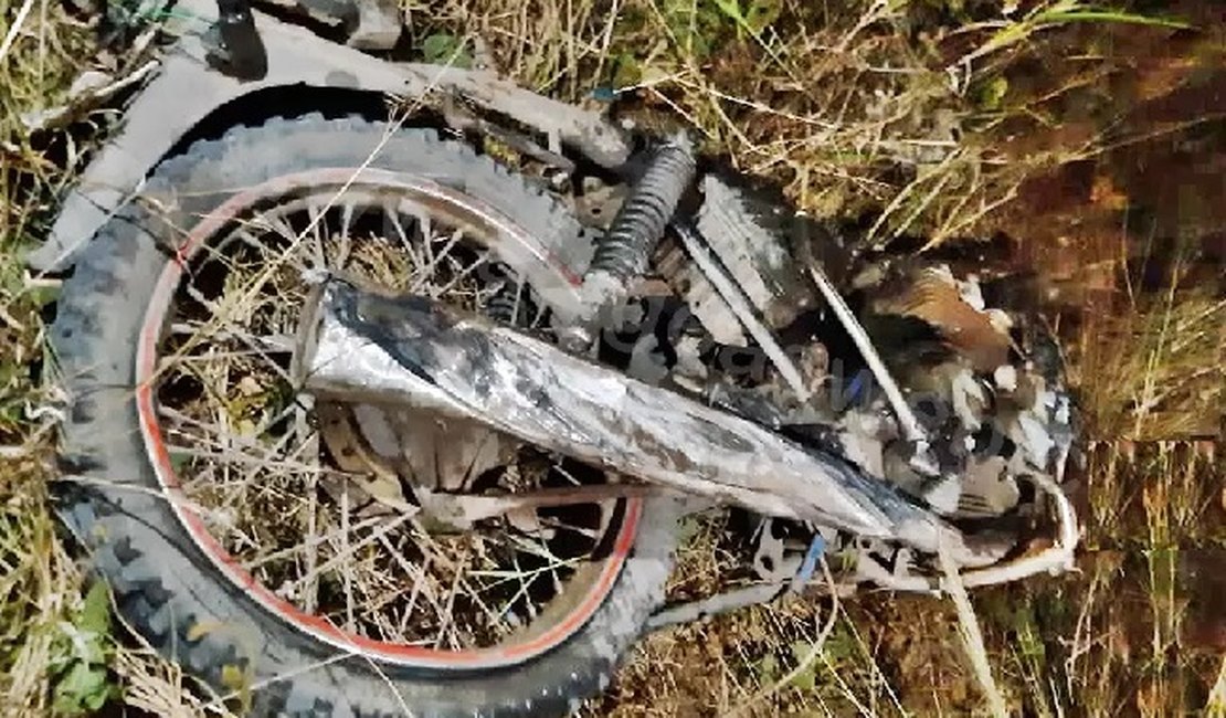 Motocicleta que seguia pela contramão é atingida por carreta e dois homens morrem, em Campo Alegre