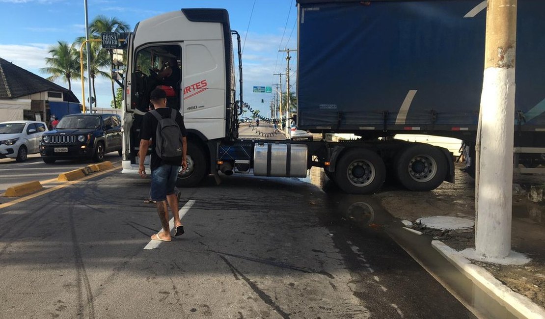 Carreta quebra e deixa trânsito congestionado em avenida de Maceió