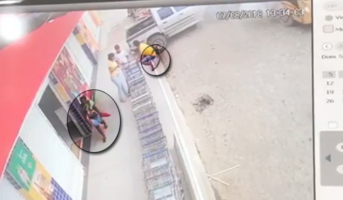 Vídeos mostram momento em que servidora pública é atingida por peça de ônibus