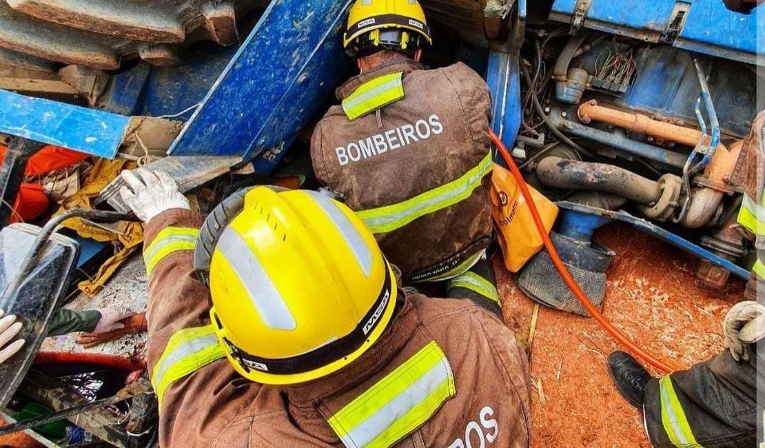 Grupamento Aéreo e bombeiros salvam homem preso embaixo de trator