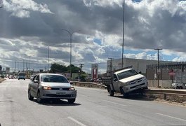 Caminhonete colide com carro e invade canteiro central da rodovia AL-220, em Arapiraca