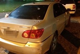 Criminosos disparam contra veículo durante a madrugada, em Penedo