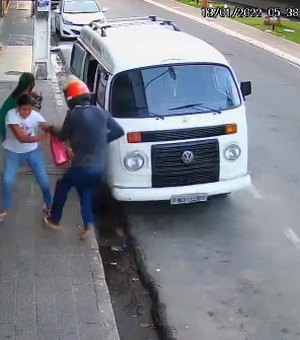 Vídeo. Mulheres são assaltadas por dupla em motocicleta no Centro de Arapiraca
