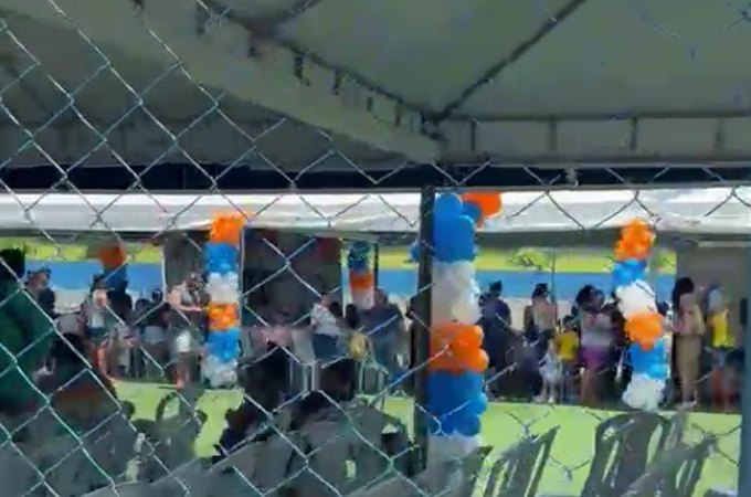 Prefeitura de Maceió realiza distribuição de cestas básicas a dois dias da eleição e em local com adesivos de JHC  ﻿