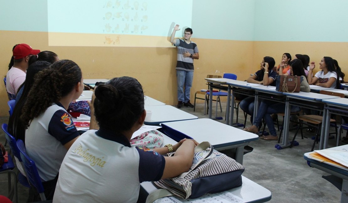 Professor de Libras da Uneal estimula estudantes a conhecer cultura dos surdos