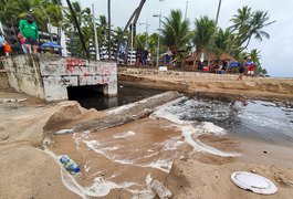 Vídeo. Esgoto invade praia da Ponta Verde e Prefeitura é multada em R$ 100 mil