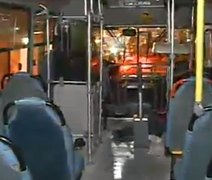 Suspeito de assalto é baleado e morto dentro de ônibus