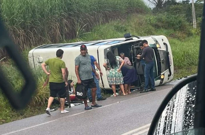 Van do transporte complementar tomba na AL-105 e deixa três pessoas feridas no Norte de Alagoas