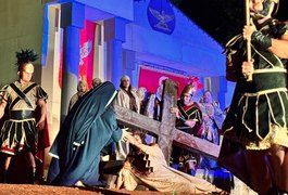 Paixão de Cristo de Arapiraca reúne centenas de pessoas e emociona público na primeira noite