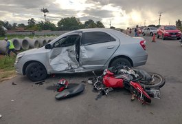 Duas pessoas ficam feridas em acidente entre carro e moto na AL-220, em Arapiraca