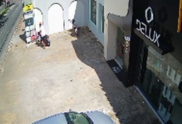 VÍDEO: Homem é flagrado furtando motocicleta na Avenida Ceci Cunha, em Arapiraca