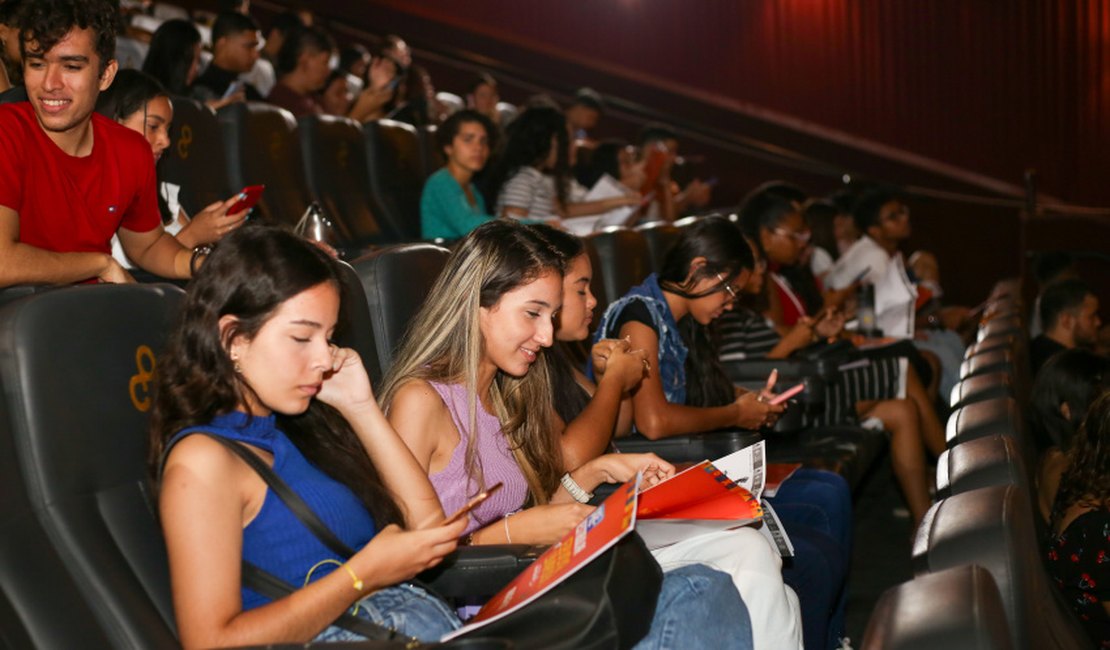 Educar é Massa: centenas de alunos participam do primeiro dia do pré-Enem gratuito