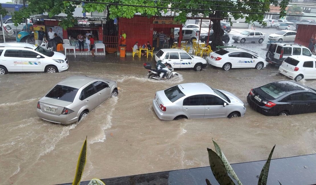 Chuvas alagam ruas e complicam trânsito em Maceió