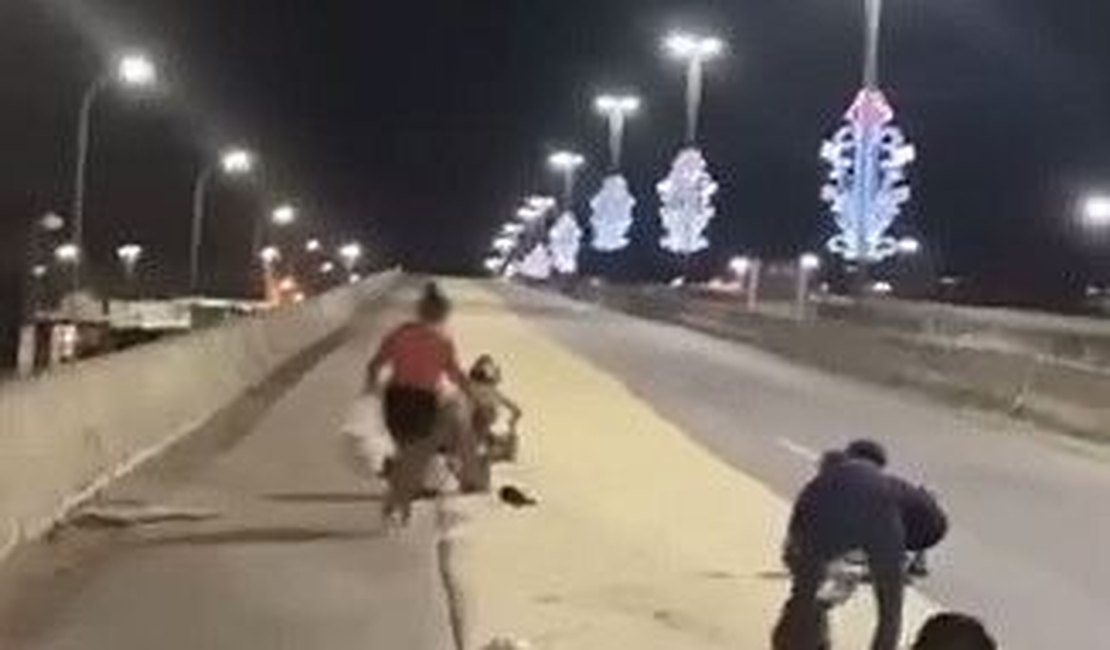 Container de caminhão abre e deixa rastro de açúcar perto do aeroporto Zumbi dos Palmares