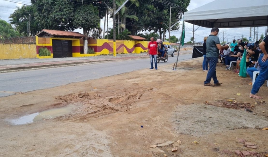 Sem receber rateio do Fundeb, professores de Rio Largo protestam contra prefeito Gilberto Gonçalves