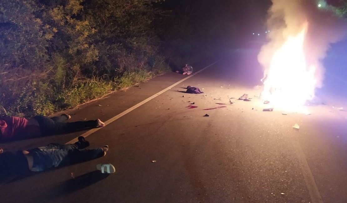 Colisão entre motos resulta incêndio de veículos e três pessoas feridas, na AL 125, Sertão alagoano