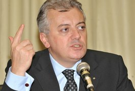 Presidente da Petrobras não descarta aumento da gasolina