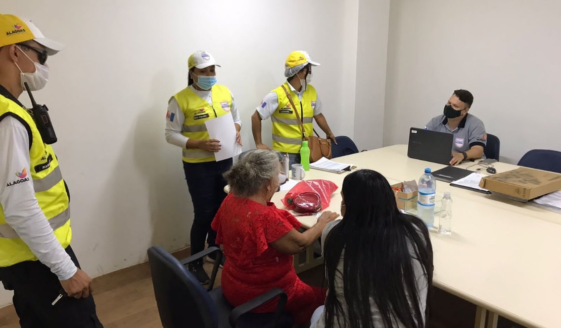 Psicólogos e assistentes sociais do Ronda no Bairro ajudam idosa perdida em Maceió