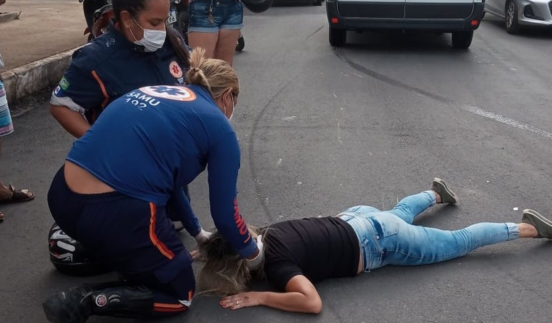 Mulher fica ferida após perder o controle da motocicleta em um quebra-molas e cair do veículo, em Arapiraca