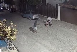 Imagens de segurança mostram homicídio no Alto do Cruzeiro, em Arapiraca