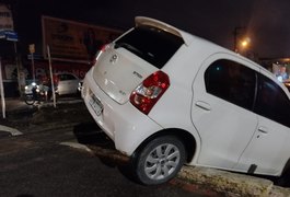 Carro com pernambucanas cai em buraco ao lado da linha do trem em Arapiraca