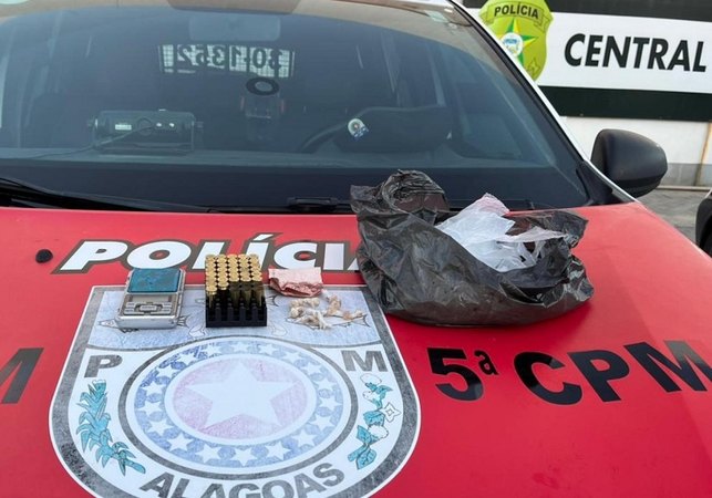 Polícia Militar apreende crack e cocaína após denúncias em Maceió e Marechal Deodoro