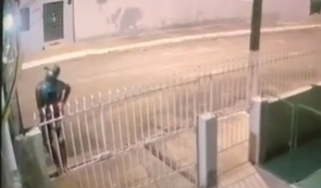 Vídeo. Câmeras de segurança flagram indivíduo furtando lâmpada de poste, em Arapiraca