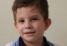 Mãe é indiciada por homicídio doloso contra menino encontrado morto em apartamento em Maceió