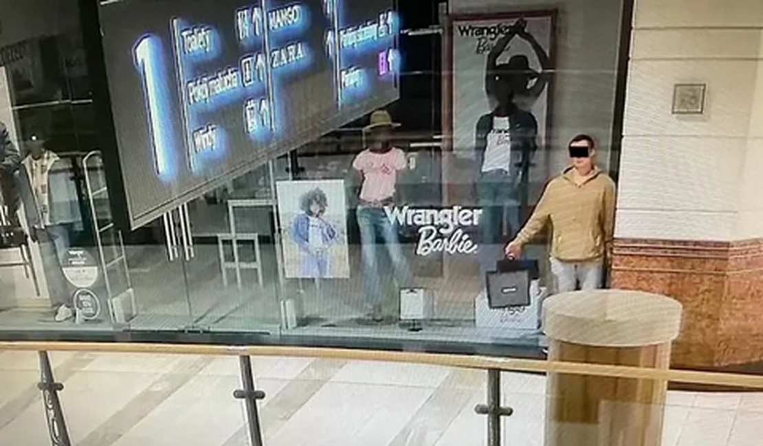 Homem finge ser manequim enquanto espera loja fechar para roubar joias