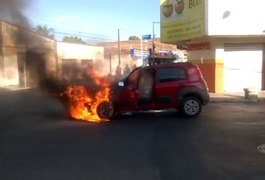 VÍDEO. Automóvel de sargento da PM pega fogo no bairro Ouro Preto, em Arapiraca