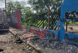 Parte de muro de condomínio em Arapiraca cai e atinge braço de ajudante de pedreiro, que fica ferido