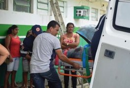 Adolescente grávida de gêmeos é esfaqueada até a morte na porta da escola