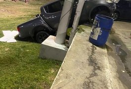 Motorista esquece de usar freio de mão e caminhonete despenca em calçada, em Traipu