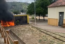 Chamas destroem lanchonete em Palmeira dos Índios; Assista