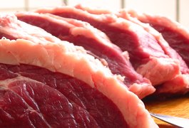 Casal é preso por tentar furtar  20 kg de carne, avaliada em R$ 1.500, em Maceió