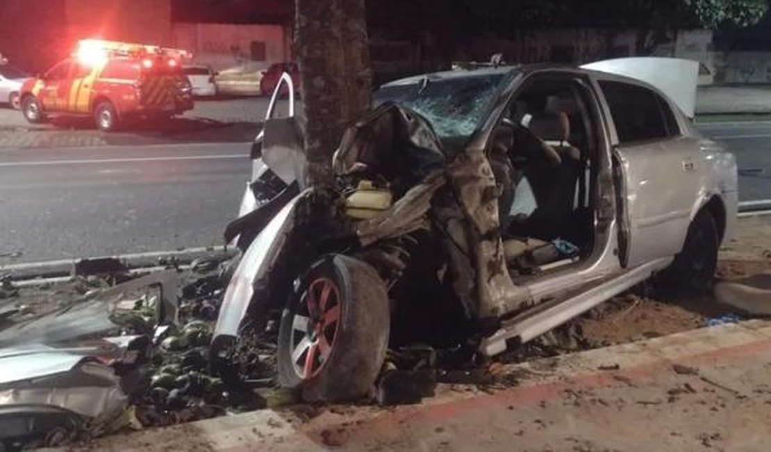 Motorista morre após invadir ciclovia e colidir carro contra árvore em Maceió