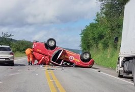 Carro que levava bombeiros de Sergipe para trabalhar em resgates no RS capota na BR-116 na Bahia