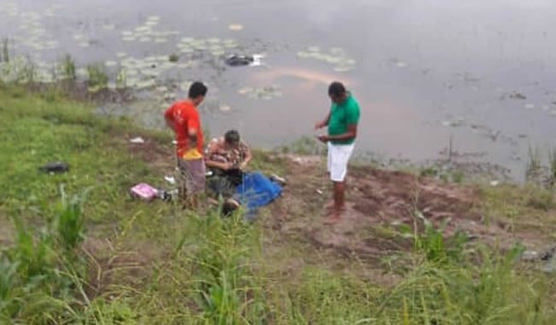 Carro com mulher e criança cai em açude em Campo Alegre, AL