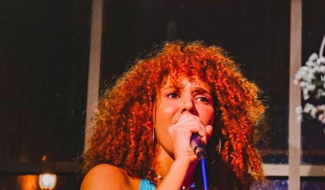 Alagoana Lavy Menezes canta Marisa Monte em especial no Som do Beco, Jaraguá