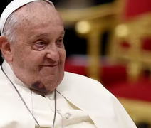 Papa Francisco tem pneumonia nos dois pulmões, diz Vaticano