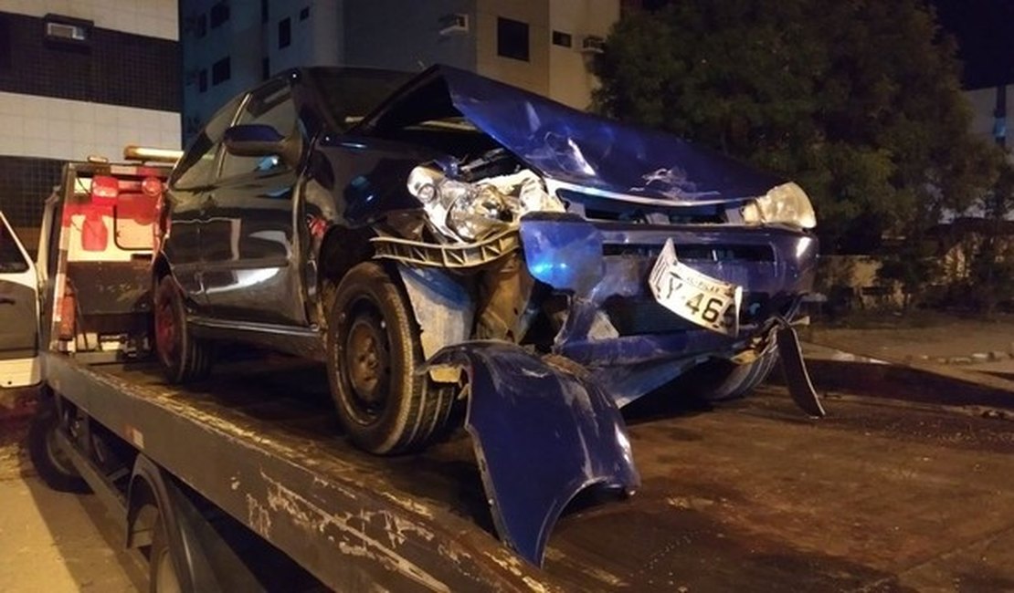 Motorista fura blitz da Lei Seca e bate carro em Maceió