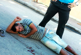 Homem fica ferido após ser atropelado por caminhão ao atravessar rua em Arapiraca