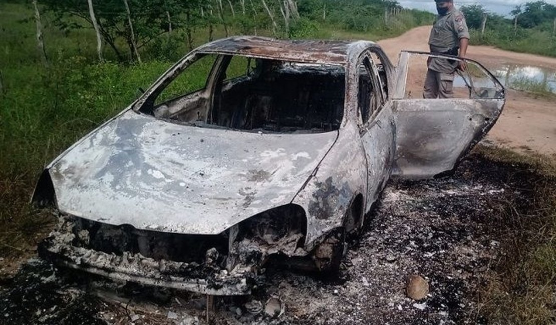 Veículo com placa do Mato Grosso roubado em Arapiraca é localizado carbonizado na zona rural de Pariconha