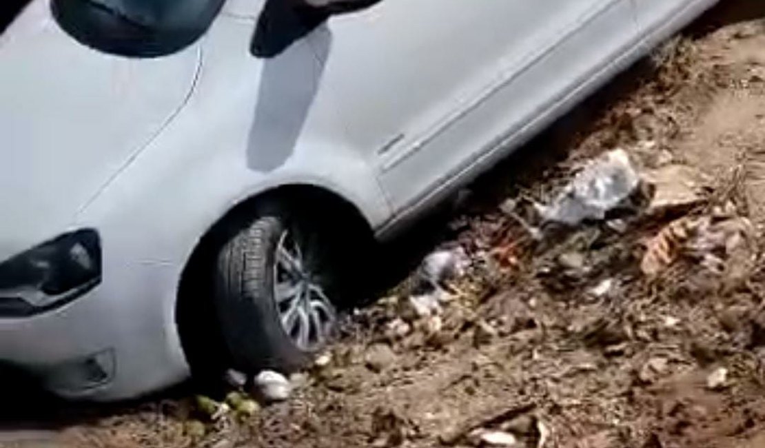 VÍDEO: Mais um motorista é vítima de buraco perto da linha do trem, em Arapiraca
