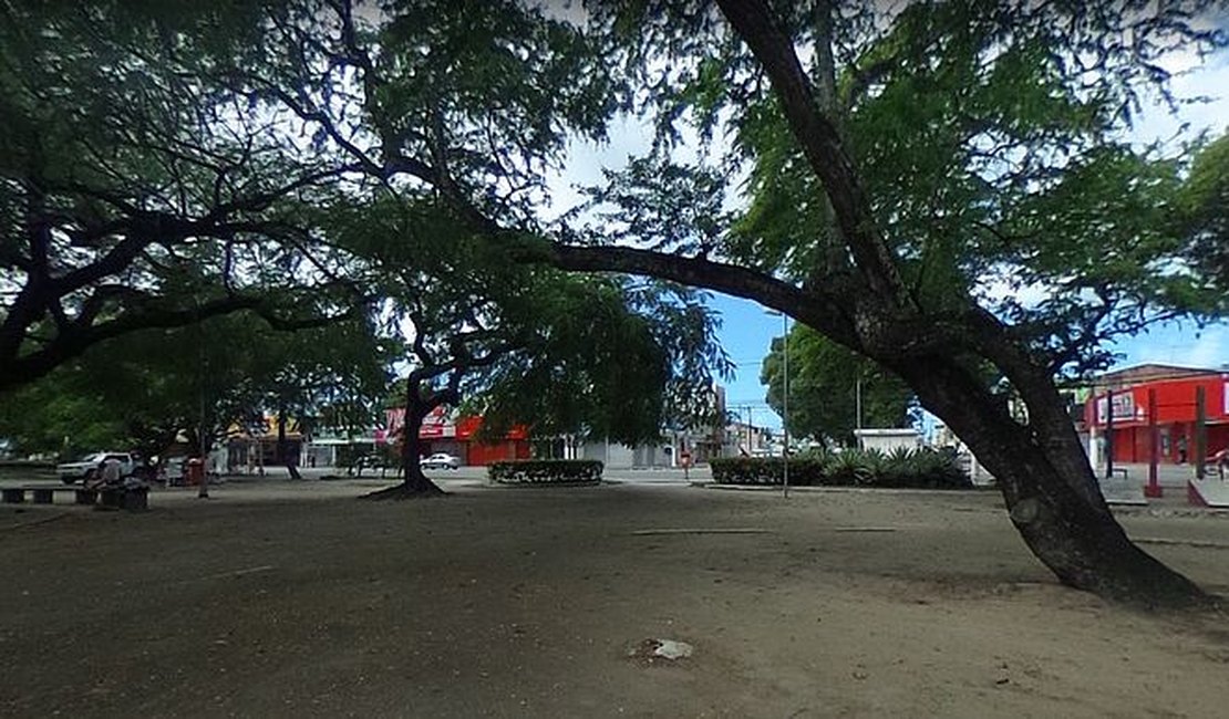 Homem é morto a tiros e mulher fica ferida, em ponto de ônibus na Praça Centenário, em Maceió