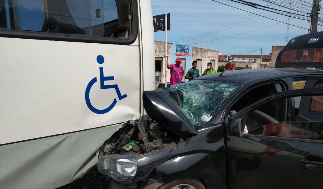 Batida envolvendo carro e ônibus deixa cinco feridos em Maceió; três vítimas eram crianças