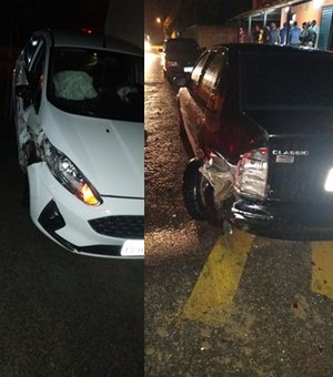 Motorista embriagada colide com dois carros e com muro, em Arapiraca